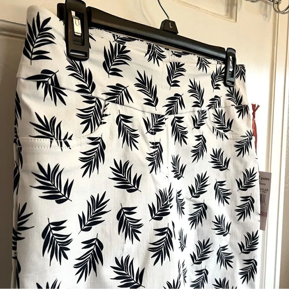 Hearts of Palm Capri Shorts - Picture 7 of 9